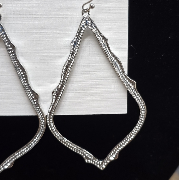 Kendra Scott Sophee Drop Earrings in Silver - Picture 4 of 6
